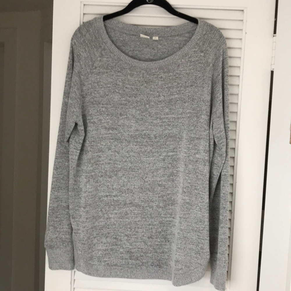 GAP Gray Heather Top with scalloped hem